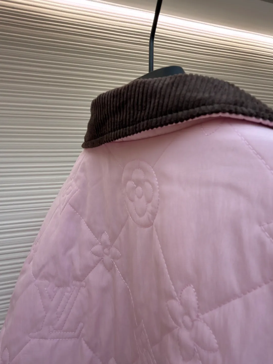 LOUIS VUITTON x Tyler spliced fitted lapel jacket ●Item number: 1681560-B15 ●Material: cotton fabric ●Technology: positioning cutting machine ●Color: light pink ●Version: fitted version ●Weight: about 535 grams ●Size: 44-46-48-50 ●Description: The padded cotton jacket uses a light design to control the changing seasons, showing the bright style of the brand's collaboration with Tyler, full-frame Monogram Cray graphic quilting adds elegance, while contrasting corduroy collar and trim add a preppy feel. Allover embroidered quilting with corduroy collar and trim, snap closure at front, front pockets with velvet trim and snap buttons, lining, and a great upper! The overall wiring is straight and delicate, the fabric is comfortable and soft, and the color is consistent without color difference. It can be matched with the same style to create a fashionable look and control various occasions. Customized accessories, complete with three standards, same style for men and women!